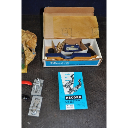 1085 - A RECORD 735 FIBREBOARD PLANE in original box (looks unused), a Stanley and a Record Spokeshaves, a ... 