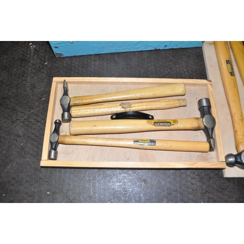 1086 - A VINTAGE METAL BOX CONTAINING SIX STANLEY AND OTHER HAMMERS along with Thorite rubber mallet and a ... 