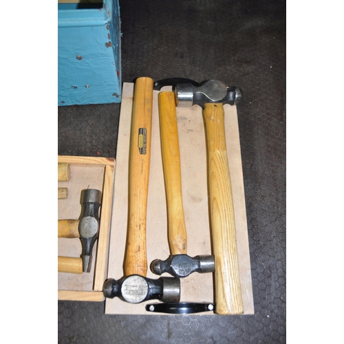 1086 - A VINTAGE METAL BOX CONTAINING SIX STANLEY AND OTHER HAMMERS along with Thorite rubber mallet and a ... 