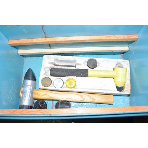 1086 - A VINTAGE METAL BOX CONTAINING SIX STANLEY AND OTHER HAMMERS along with Thorite rubber mallet and a ... 