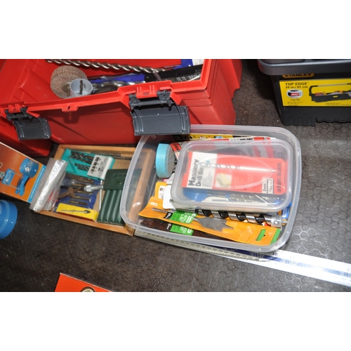 1098 - TWO PLASTIC TOOLBOXES AND A BOX CONTAINING TOOLS and a B&Q laser level including a Record Solo 15 pi... 