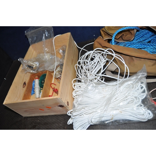 1099 - A BAG AND A TRAY CONTAINING TWO RATCHET STRAPS and lashing ropes