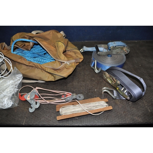 1099 - A BAG AND A TRAY CONTAINING TWO RATCHET STRAPS and lashing ropes