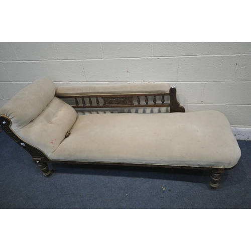 1270 - A 20TH CENTURY OAK CHAISE LONGUE, the back with spindle supports and foliate central design, beige u... 