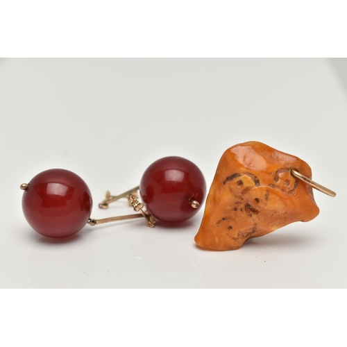 15 - A PAIR OF BAKELITE DROP EARRINGS AND AN AMBER PENDANT, each earring fitted with a round cherry amber... 