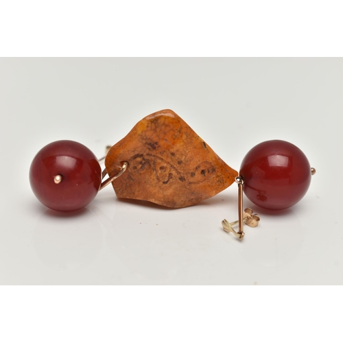 15 - A PAIR OF BAKELITE DROP EARRINGS AND AN AMBER PENDANT, each earring fitted with a round cherry amber... 