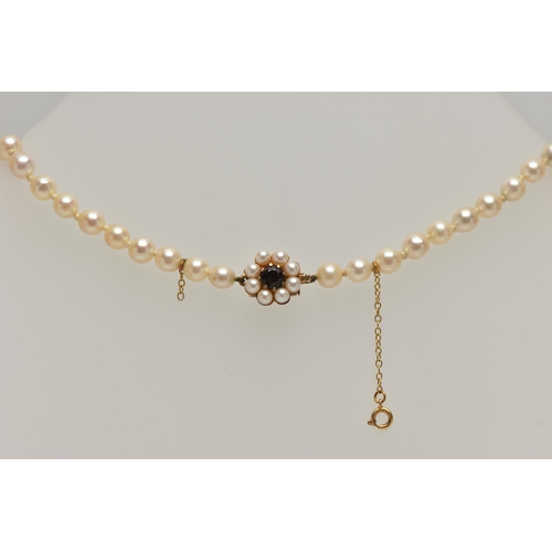 28 - A CULTURED PEARL NECKLACE, single row of cultured cream pearls, each measuring approximately 6.0mm, ... 