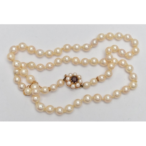 28 - A CULTURED PEARL NECKLACE, single row of cultured cream pearls, each measuring approximately 6.0mm, ... 