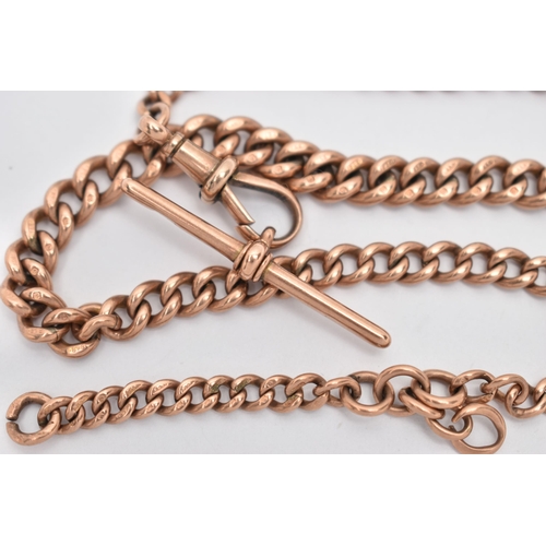 84 - AN EARLY 20TH CENTURY GOLD ALBERT CHAIN, an AF rose gold graduated curb link chain, fitted with a lo... 