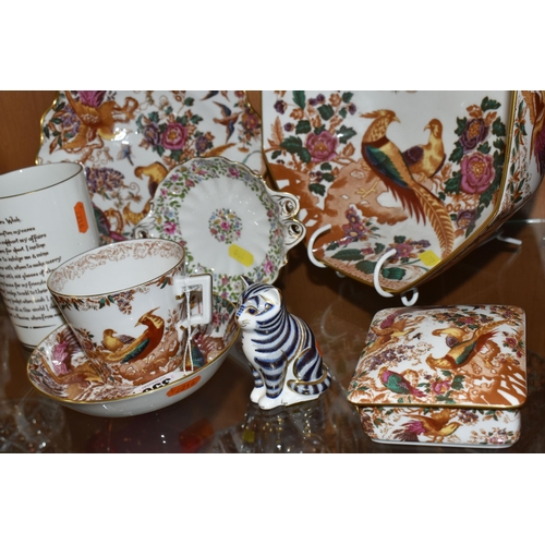 350 - A COLLECTION OF ROYAL CROWN DERBY PORCELAIN, a group of 'Olde Avesbury' pattern giftware comprising ... 