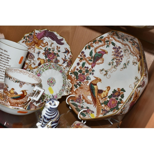 350 - A COLLECTION OF ROYAL CROWN DERBY PORCELAIN, a group of 'Olde Avesbury' pattern giftware comprising ... 