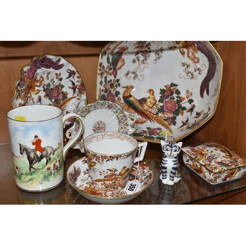 350 - A COLLECTION OF ROYAL CROWN DERBY PORCELAIN, a group of 'Olde Avesbury' pattern giftware comprising ... 