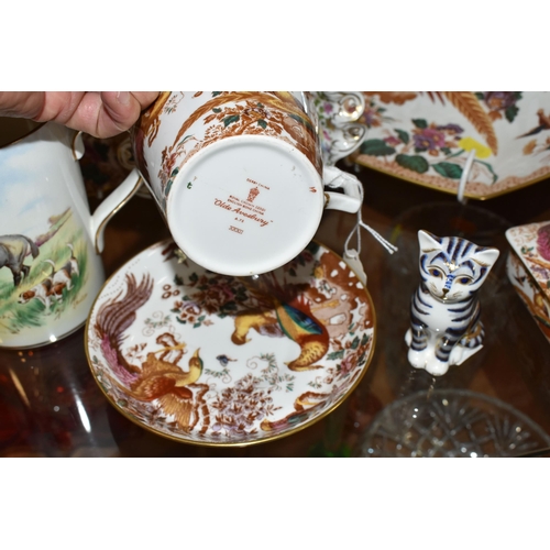 350 - A COLLECTION OF ROYAL CROWN DERBY PORCELAIN, a group of 'Olde Avesbury' pattern giftware comprising ... 