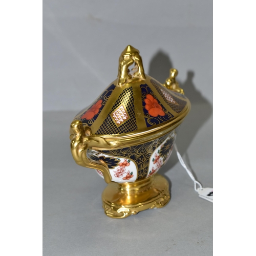 364 - A ROYAL CROWN DERBY IMARI PATTERN 1128 GOLD BAND  COVERED URN, height 13cm (1) (Condition Report: ma... 