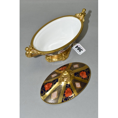 364 - A ROYAL CROWN DERBY IMARI PATTERN 1128 GOLD BAND  COVERED URN, height 13cm (1) (Condition Report: ma... 