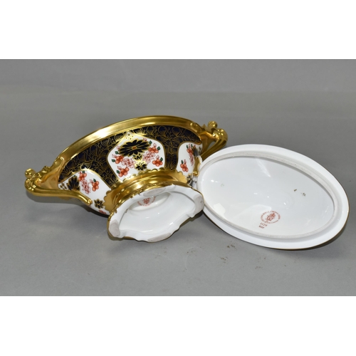 364 - A ROYAL CROWN DERBY IMARI PATTERN 1128 GOLD BAND  COVERED URN, height 13cm (1) (Condition Report: ma... 