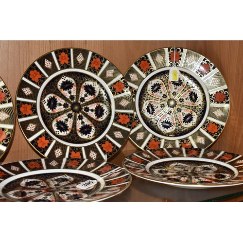 365 - SEVEN ROYAL CROWN DERBY IMARI PATTERN 1128 CABINET PLATES, diameter 27cm, six are dated 1977 , one d... 