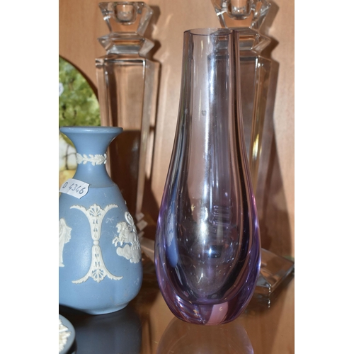 369 - A GROUP OF CERAMICS AND GLASSWARE, to include a purple Alexandrite vase height 18.5cm, a pair of Roy... 