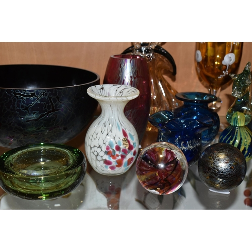 383 - A GROUP OF DECORATIVE GLASSWARES, to include a green Whitefriars bowl with controlled bubbles, a Roy... 