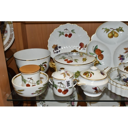 385 - TWENTY ONE PIECES OF ROYAL WORCESTER EVESHAM DINNER WARES, comprising a tureen, two flan dishes, a p... 