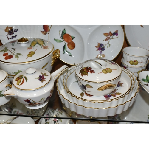 385 - TWENTY ONE PIECES OF ROYAL WORCESTER EVESHAM DINNER WARES, comprising a tureen, two flan dishes, a p... 