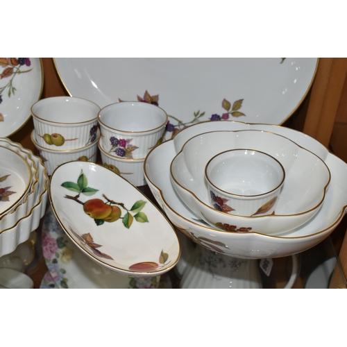 385 - TWENTY ONE PIECES OF ROYAL WORCESTER EVESHAM DINNER WARES, comprising a tureen, two flan dishes, a p... 