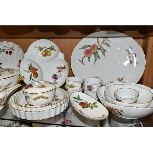 385 - TWENTY ONE PIECES OF ROYAL WORCESTER EVESHAM DINNER WARES, comprising a tureen, two flan dishes, a p... 