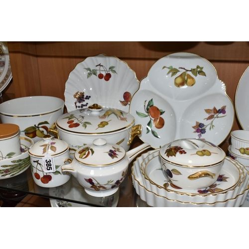 385 - TWENTY ONE PIECES OF ROYAL WORCESTER EVESHAM DINNER WARES, comprising a tureen, two flan dishes, a p... 