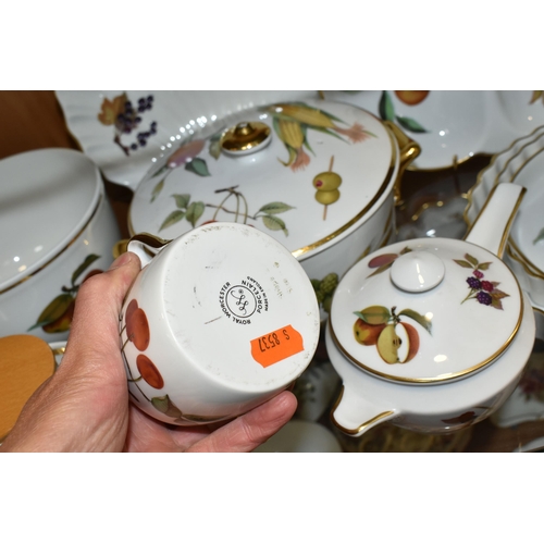 385 - TWENTY ONE PIECES OF ROYAL WORCESTER EVESHAM DINNER WARES, comprising a tureen, two flan dishes, a p... 