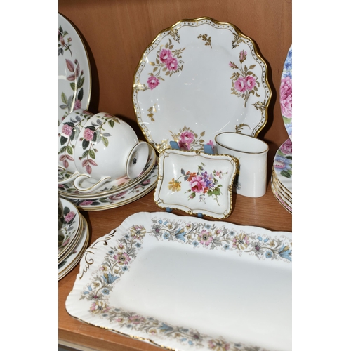 386 - A COLLECTION OF TEA WARES, to include a twenty one piece Wedgwood Hathaway Rose tea set, comprising ... 