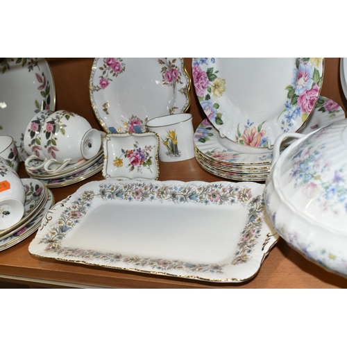 386 - A COLLECTION OF TEA WARES, to include a twenty one piece Wedgwood Hathaway Rose tea set, comprising ... 