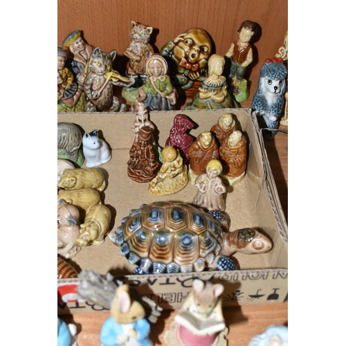 402 - A QUANTITY OF CERAMICS AND OTHER ORNAMENTS, to include four Enchantica figures including limited edi... 