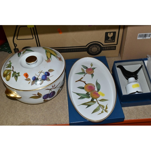 410 - TWO BOXES OF CERAMICS, to include a boxed set of Royal Worcester 'Silver Jubilee' design celebration... 