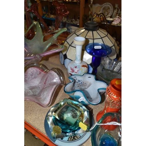 419 - A QUANTITY OF DECORATIVE GLASS WARES, to include a Murano Sommerso geometric ashtray, Murano control... 