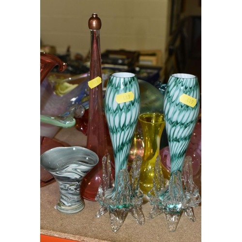 419 - A QUANTITY OF DECORATIVE GLASS WARES, to include a Murano Sommerso geometric ashtray, Murano control... 