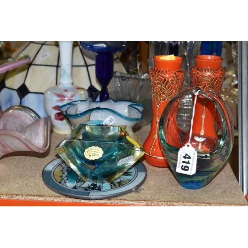 419 - A QUANTITY OF DECORATIVE GLASS WARES, to include a Murano Sommerso geometric ashtray, Murano control... 