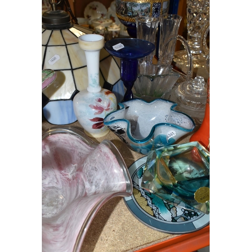 419 - A QUANTITY OF DECORATIVE GLASS WARES, to include a Murano Sommerso geometric ashtray, Murano control... 