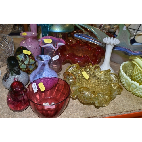 419 - A QUANTITY OF DECORATIVE GLASS WARES, to include a Murano Sommerso geometric ashtray, Murano control... 