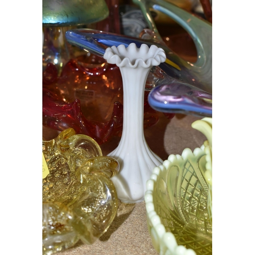 419 - A QUANTITY OF DECORATIVE GLASS WARES, to include a Murano Sommerso geometric ashtray, Murano control... 