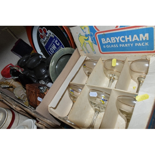 491 - FOUR BOXES AND LOOSE BREWERIANIA, CERAMICS AND GLASS, to include a Marston's Low 'C' pale ale bar tr... 