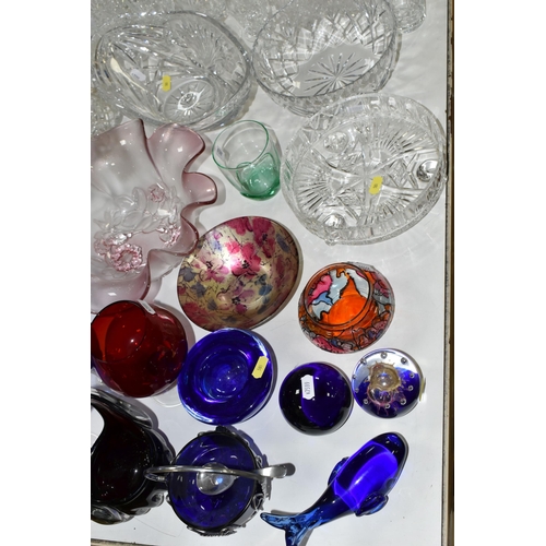 501 - A QUANTITY OF CUT GLASS AND DECORATIVE GLASS WARES ETC, to include a set of six large matching wine ... 