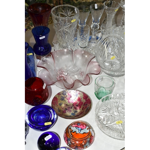 501 - A QUANTITY OF CUT GLASS AND DECORATIVE GLASS WARES ETC, to include a set of six large matching wine ... 