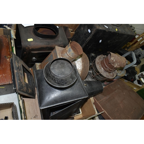 526 - A QUANTITY OF SUNDRY ITEMS ETC, to include magic lantern parts for spares or repair, cast metal lawn... 