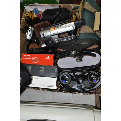 531 - A QUANTITY OF VINTAGE PHOTOGRAPHIC AND VIDEO EQUIPMENT ETC, to include a Canon VM-E1 video camera in... 