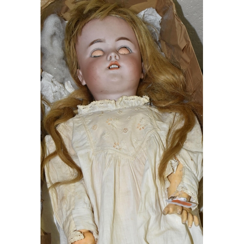 555 - A BOXED LATE 19TH / EARLY 20TH CENTURY GERMAN BISQUE HEADED DOLL, with sleeping eyes, open mouth wit... 