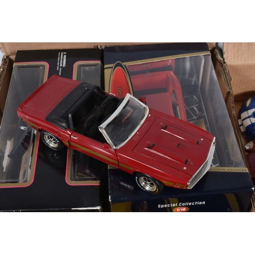 101 - TWO TRAYS OF BOX AND UNBOXED MODEL VEHICLES, to include a boxed 1:18 Bburago Ferrari 250 GTO 1962, n... 