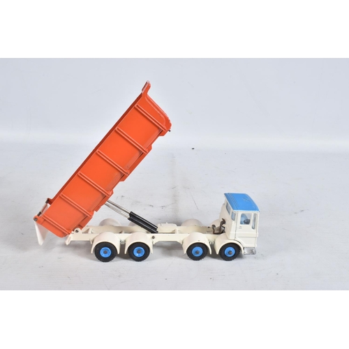 79 - A BOXED DINKY SUPERTOYS LEYLAND DUMP TRUCK WITH TILT CAB, No.925, white cab and chassis, blue roof a... 