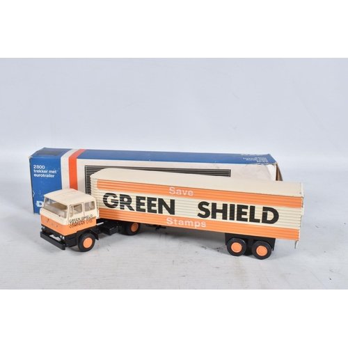 81 - TWO BOXED MATCHBOX KING SIZE MODEL DIE-CAST VEHICLES WITH ONE OTHER, the first a 8-Wheel Tipper Truc... 