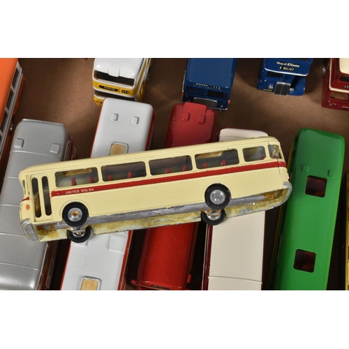 82 - A COLLECTION OF CONSTRUCTED WHITE METAL, RESIN AND PLASTIC BUS AND COACH MODEL KITS, all are 4mm 1/7... 