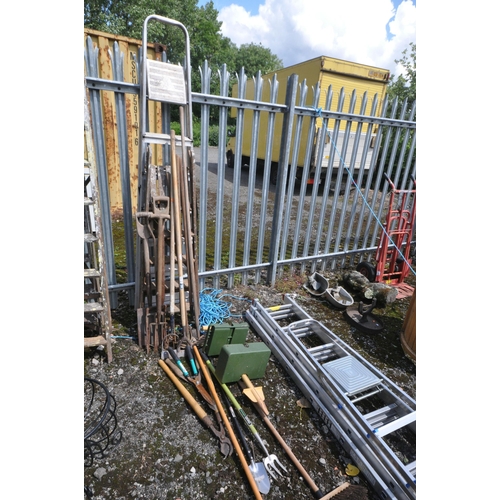 1005 - A SELECTION OF VINTAGE GARDEN TOOLS, to include three forks, a spade, rakes, etc, some newer garden ... 
